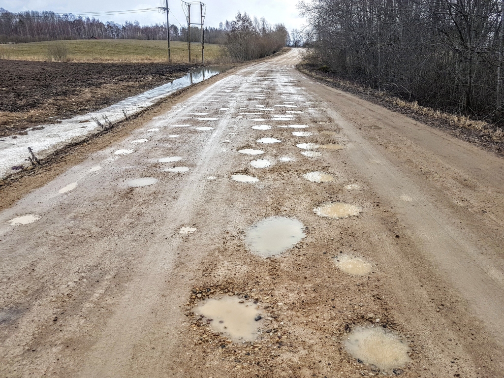 Izveidota karte ar transporta masas ierobežojumiem uz grants ceļiem; ierobežojumi arī Aizkraukles apkārtnē