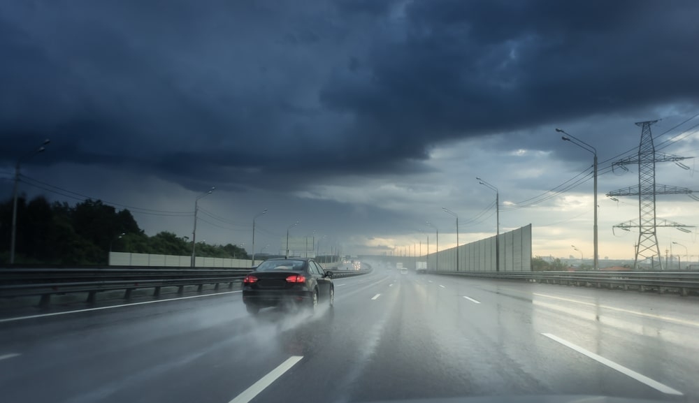 Esi uzmanīgs, vadot auto negaisa laikā!