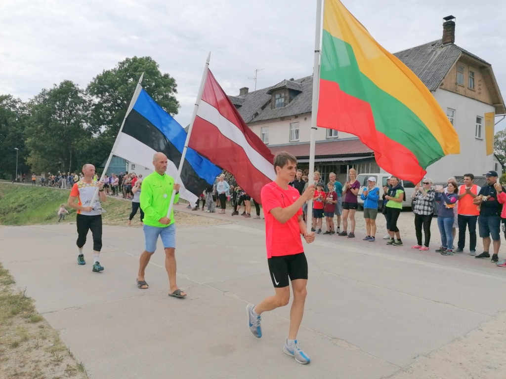 Pļaviņās vairāki simti cilvēku sastājās dzīvajā ķēdē