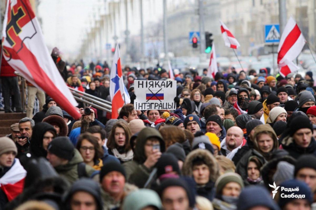 Protestos Minskā pulcējas vairāk nekā 100 000 cilvēku