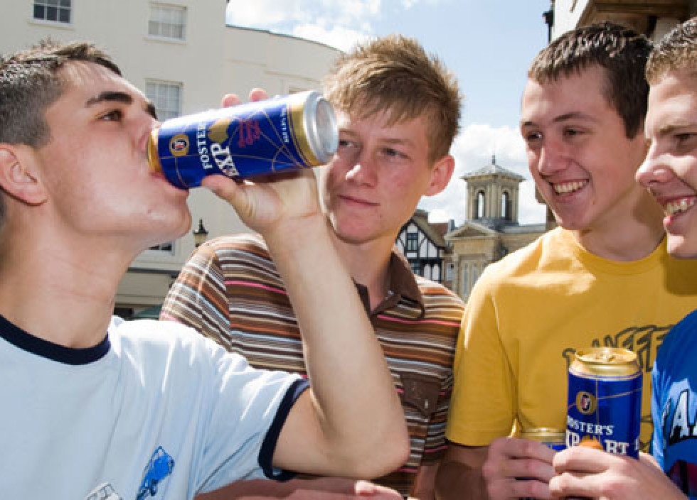 Zinību dienā Aizkrauklē divi pusaudži pieķerti lietojam alkoholu