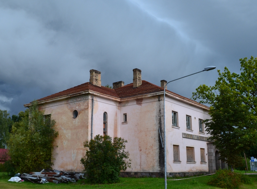 Vecā pasta ēka gaida savu atdzimšanu