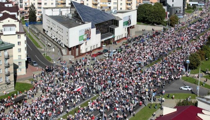 Minskā daudzi tūkstoši cilvēku devušies protesta gājienā pret Lukašenko režīmu