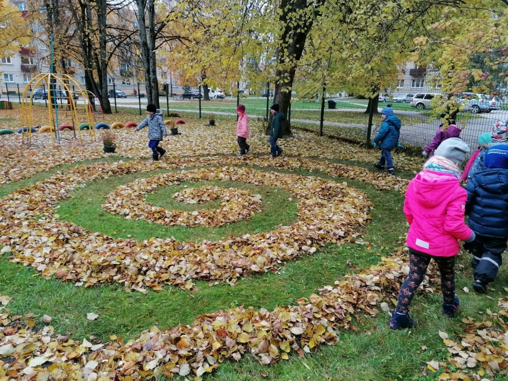 Rudens labirints no lapām