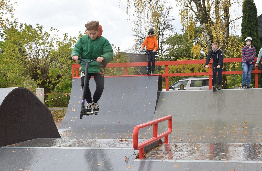 Skeitparkā tikai  ar ķiveri galvā