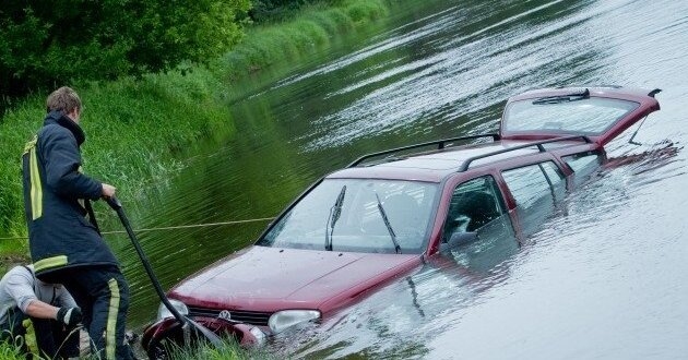 Auto iebrauc upē