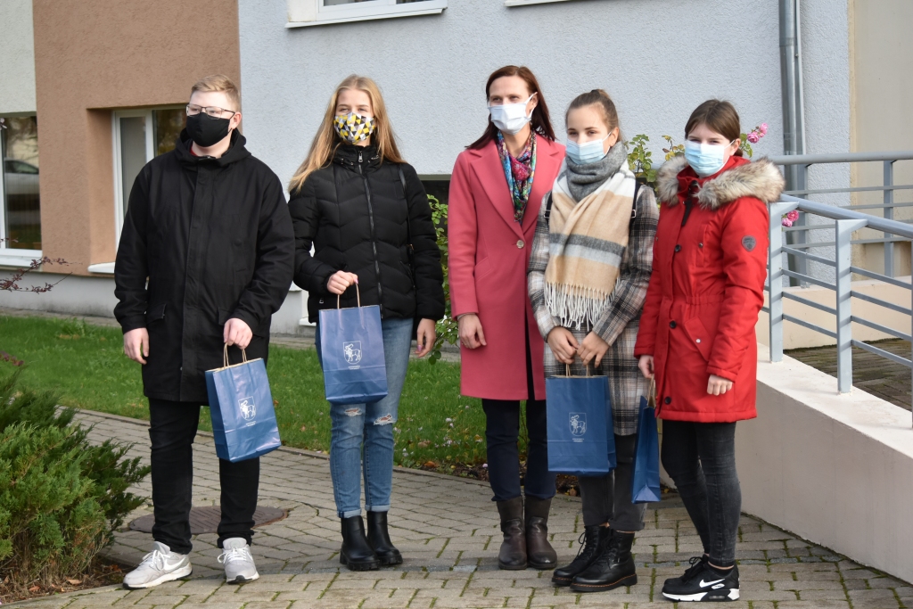 Jaunieši sper pirmos soļus reklāmu izveidē