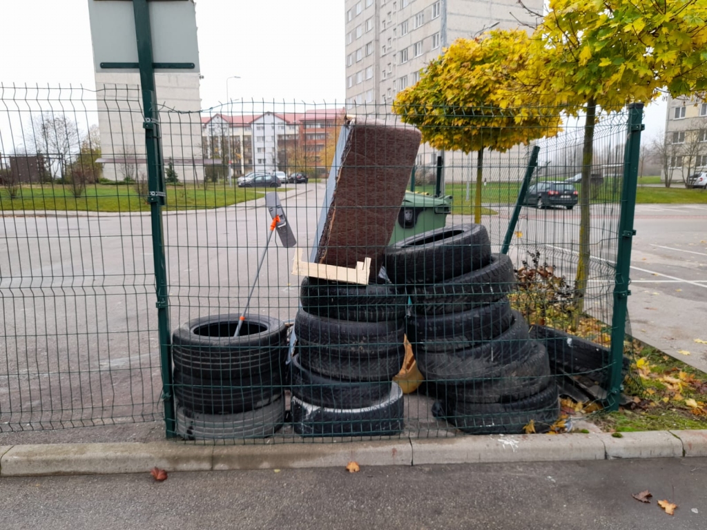 Atkritumu konteineru laukumi riepām nav paredzēti