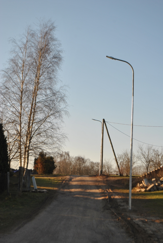 Ierīko apgaismojumu Bērzu ielā