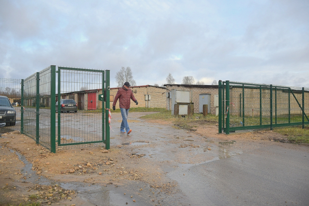 Ap garāžu teritoriju  uzbūvēts žogs