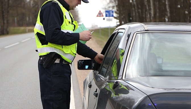 Koknesē vīrietis ar BMW nolauž egli