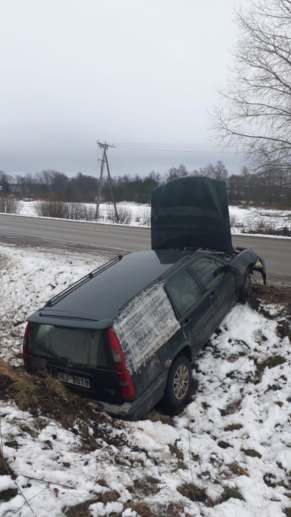 Automašīnu pamet grāvī (papildināts ar policijas komentāru)