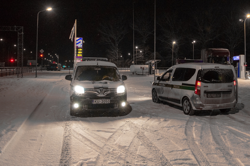 Valsts policija un zemessardze kontrolē komandantstundā Koknesē