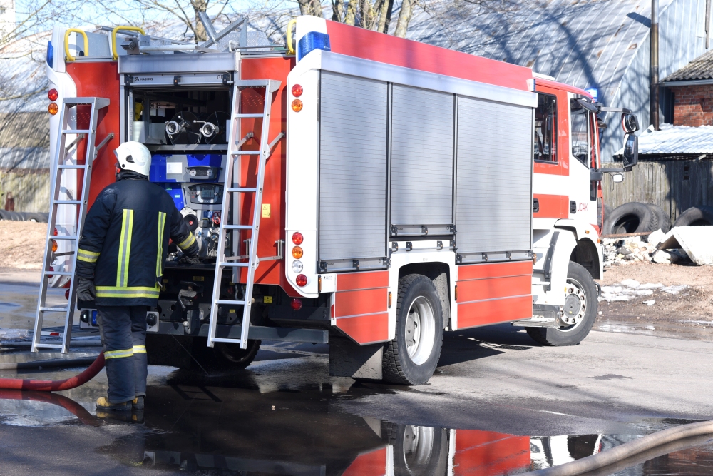 Koknesē izglābj pirti, Skrīveros nodeg saimniecības ēka