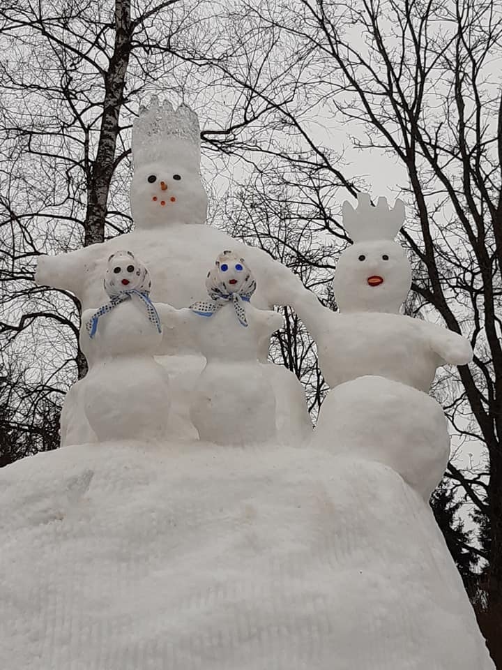 Pļaviņietis Modris Vītols būvē sniega un smilšu skulptūras