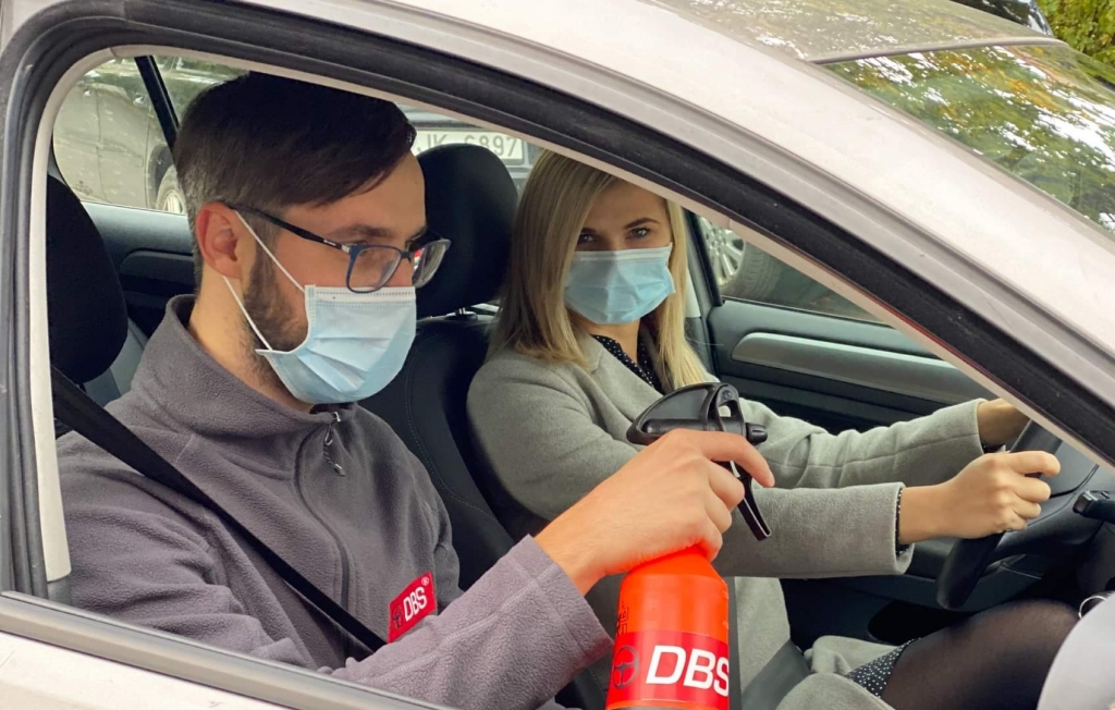 Cik cilvēku drīkst braukt automašīnā?