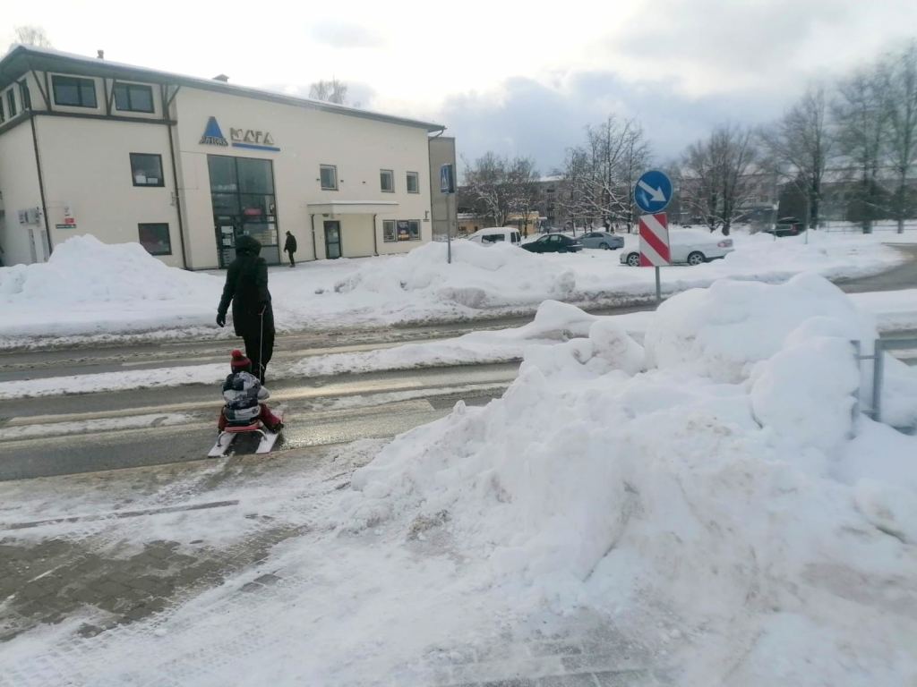 Izvedīs sniega kalnus, kas aizsedz redzamību
