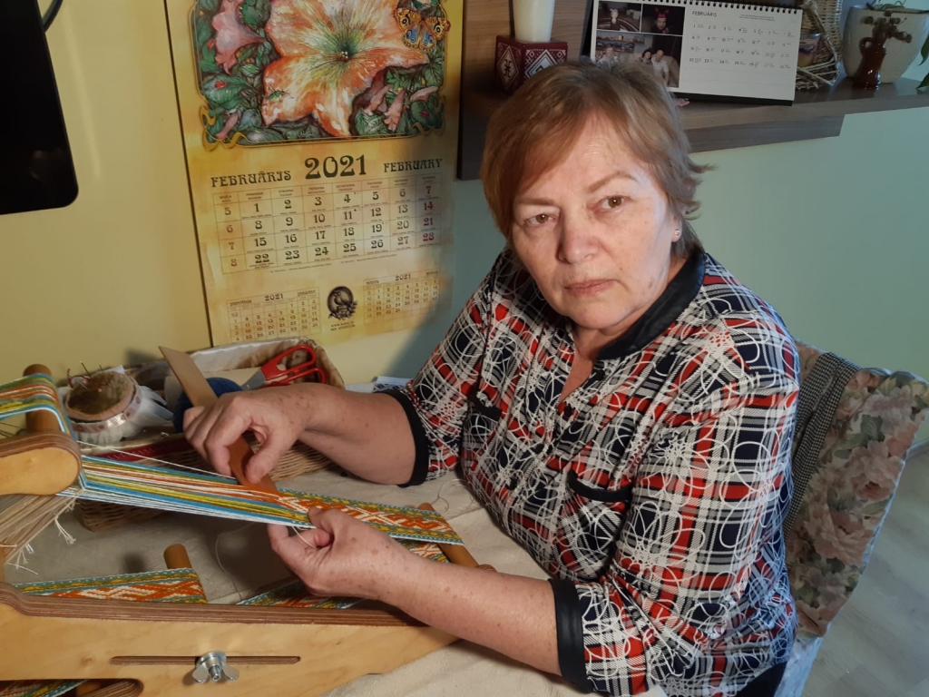 Nečīkst, vienkārši ceļas un dara