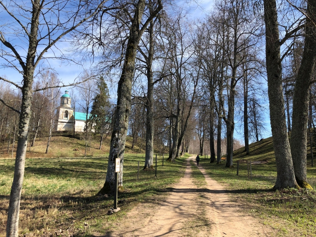 Sakops mācītājmuižas apkārtni