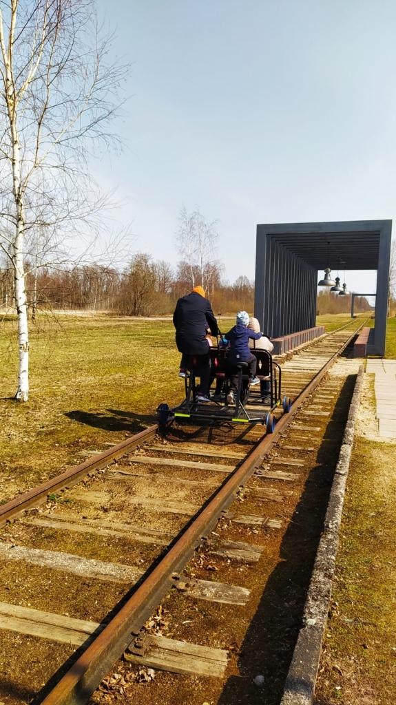 Vērts redzēt. Ar velosipēdu pa sliedēm kino vēsturē