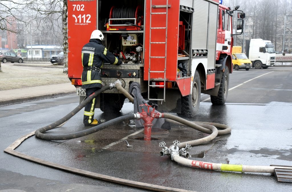 Pļaviņu glābēji palīdz dzēst ugunsgrēku kaltē