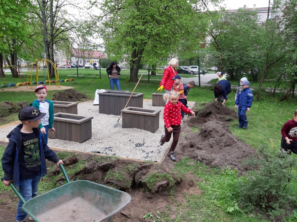 Eksperimentālajā dārzā bērni audzē lauku labumus