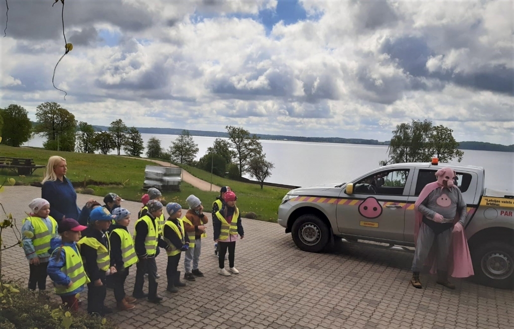 Cūkmens pateicas mazajiem detektīviem par labo darbu