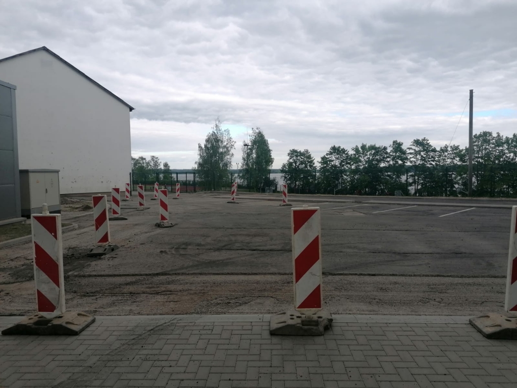 Lasītājs jautā. Iedzīvotāji: “Tikko uzklāja asfaltu un jau plēš nost. Kāpēc?”