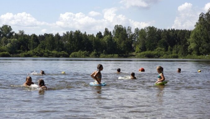 Ūdens temperatūra peldvietās daudzviet tuvu +20 grādiem