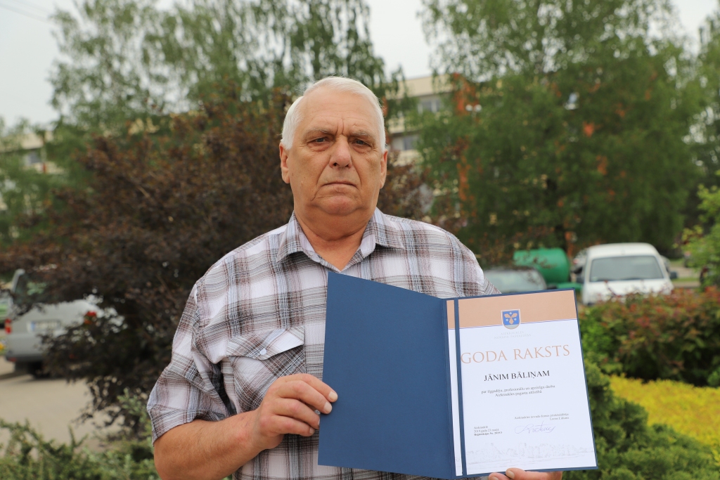 Vienā reizē godina 43 Jāņus