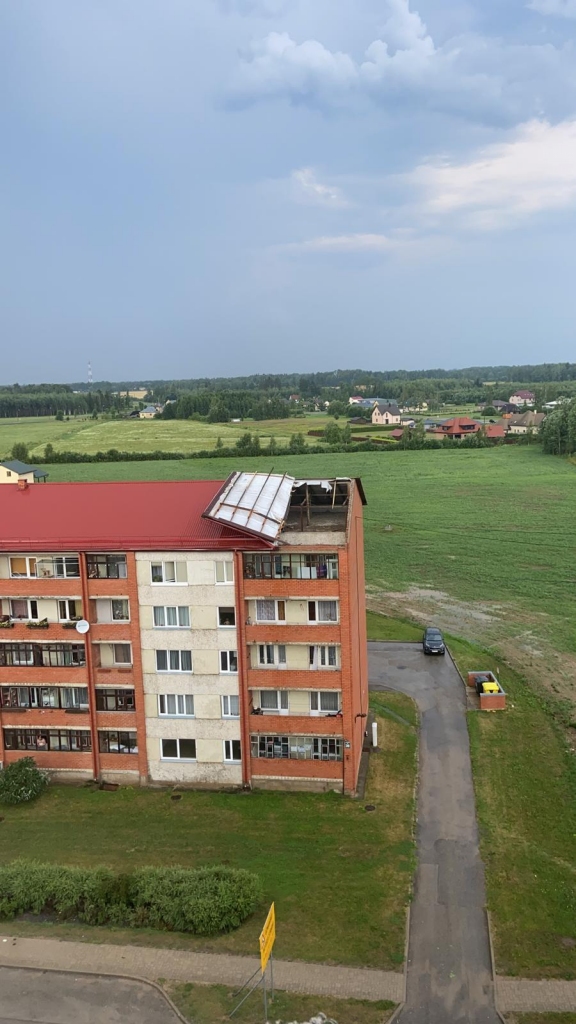 Spēcīgais vējš Aizkrauklē mājai norauj daļu jumta, nogāž kokus (papildināts ar foto)