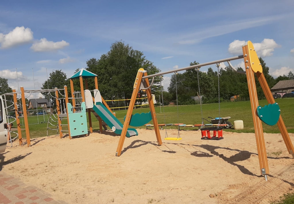 Bērniem jauns rotaļu un atpūtas laukums