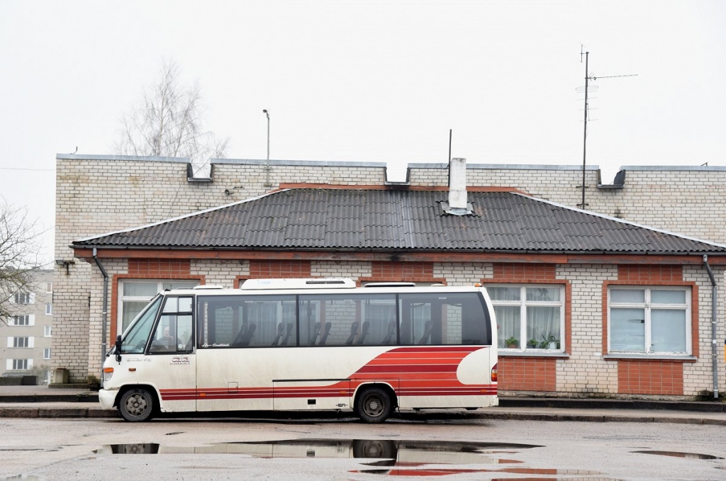 Autobusos un vilcienos pārvadāto pasažieru skaits sarucis uz pusi