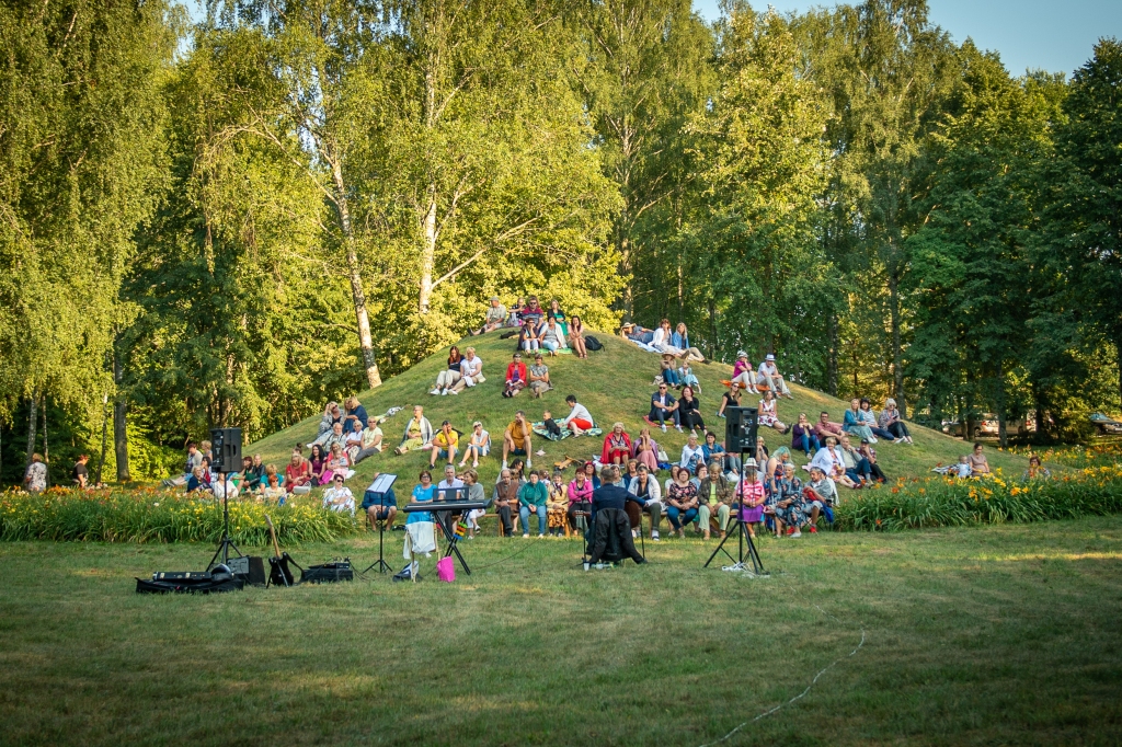 Klusa un nesteidzīga pastaiga dienliliju smaržā