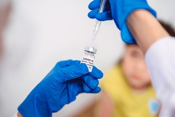 Daļa vakcinē bērnus, daļa — nogaida