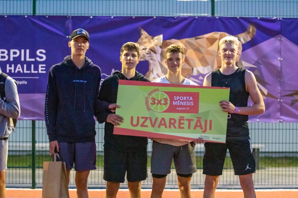 Uzvara strītbola pirmajā posmā