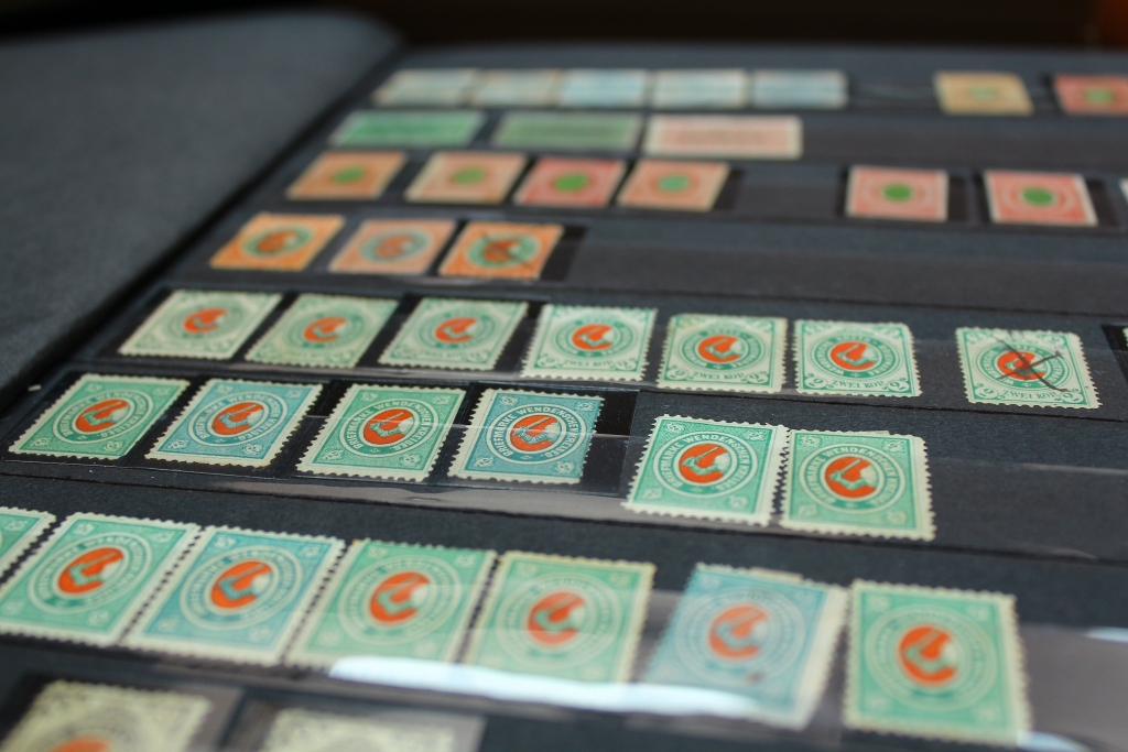 Arhitekts Ansis Reinhards Likteņdārzam dāvinājis vērtīgu pastmarku kolekciju