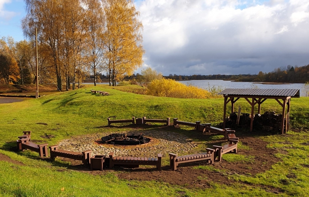 Labiekārto ugunskura vietu