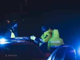 Policija naktī pārbauda 42 personas