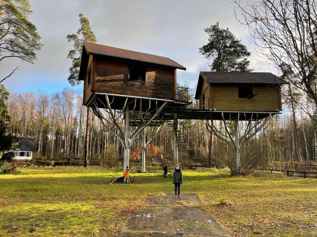 Vērts redzēt. Trojas zirgs un māja uz vistas kājas