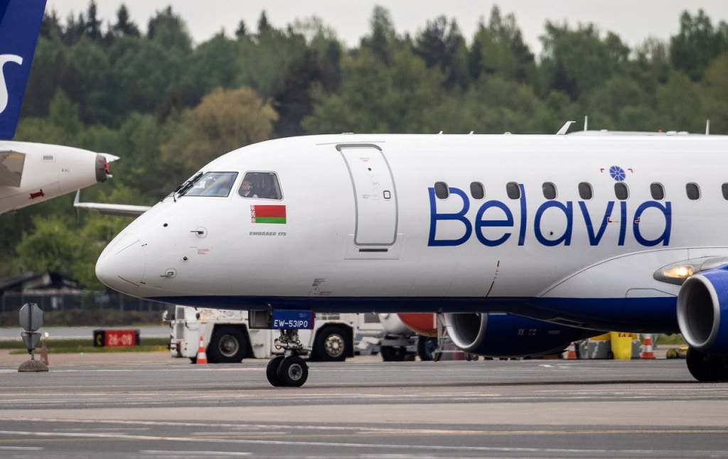 Baltkrievijas aviolīnija “Belavia” pēkšņi aizliegusi reisos kāpt Irākas, Sīrijas un Jemenas pilsoņiem