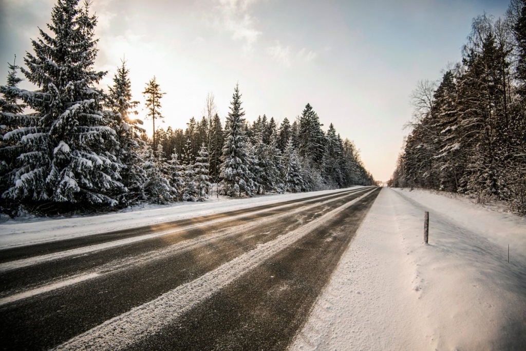 Visā valsts teritorijā autoceļi sniegoti un apledo, strādā 200 ziemas tehnikas vienības