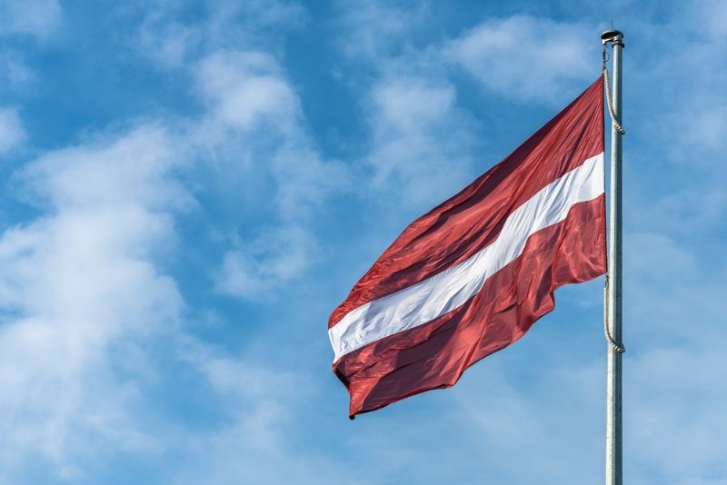 Nozog Latvijas karogu